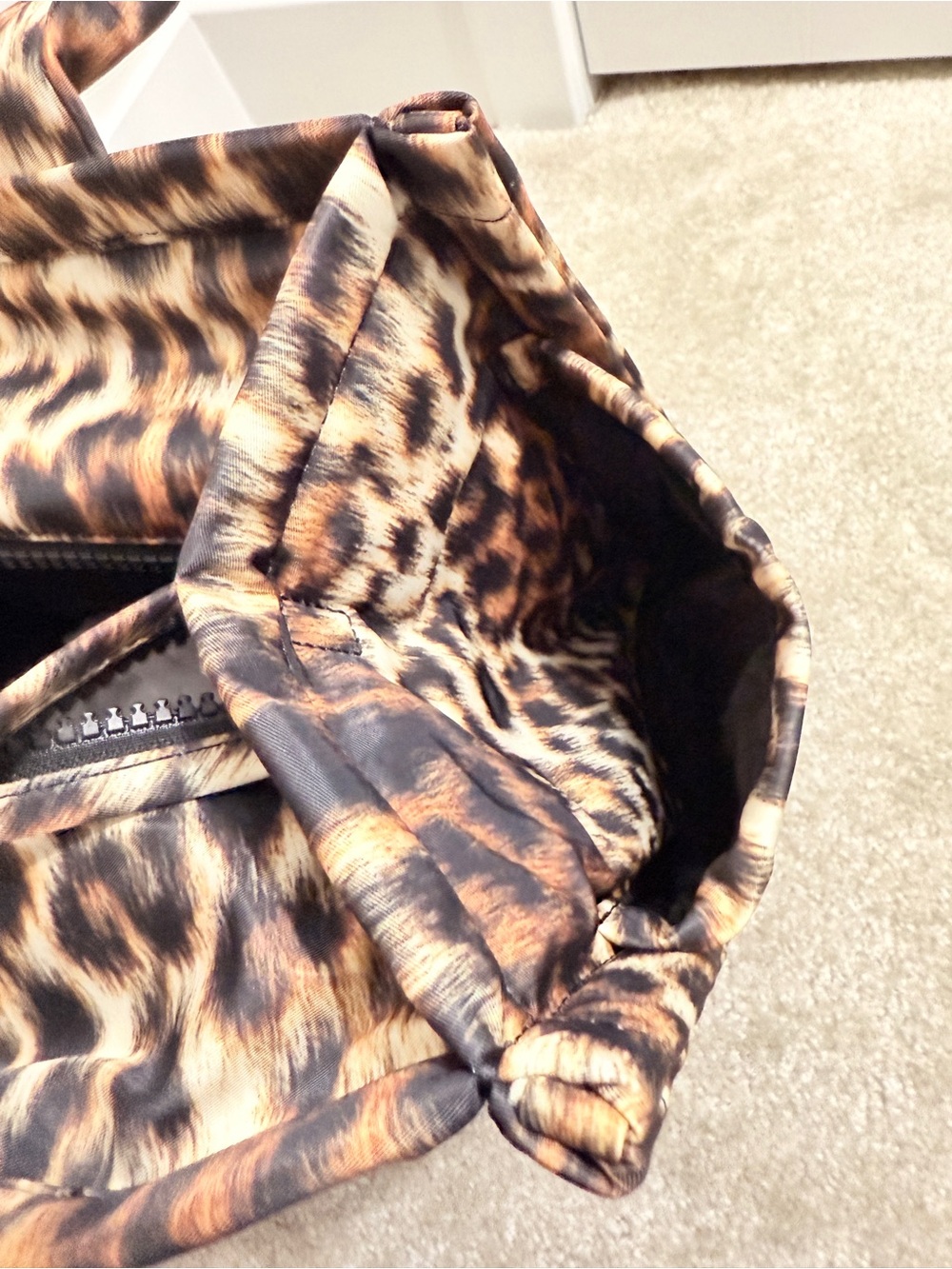 NWT Marc Jacobs LARGE TOTE BAG IN LEOPARD PUFFY NYLON - Picture 8 of 8